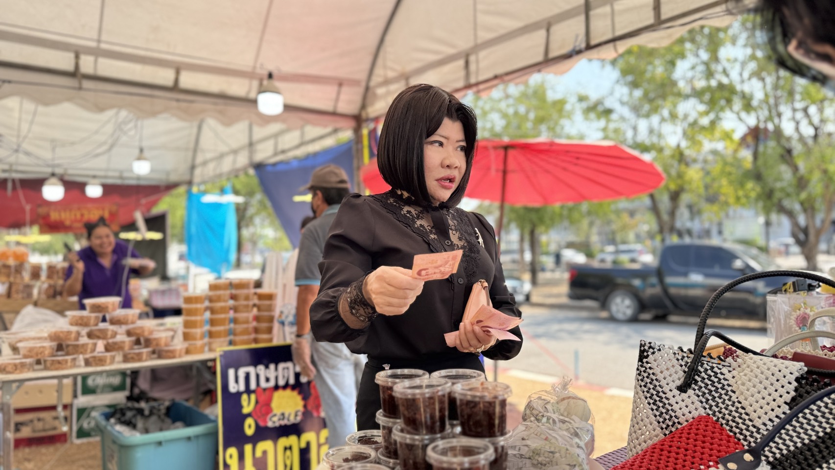 ผู้ว่าฯ ฉะเชิงเทรา ลงพื้นที่เยี่ยมชมและอุดหนุน "ตลาดนัดชุมชน คนแปดริ้วยิ้มได้" วันสุดท้าย บรรยากาศสุดคึกคัก