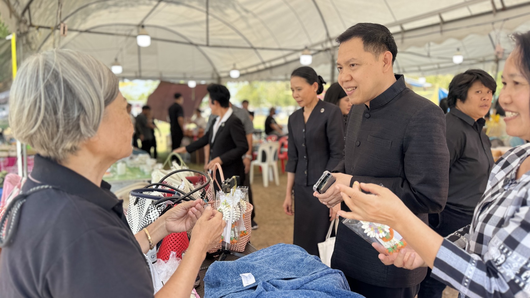 รองผู้ว่าฯ ฉะเชิงเทรา นำทีมพช. เดินสายชิม-ช้อป "ตลาดนัดชุมชน คนแปดริ้วยิ้มได้" ครั้งที่ ๙ ให้กำลังใจผู้ประกอบการ OTOP กระตุ้นเศรษฐกิจฐานรากคึกคัก