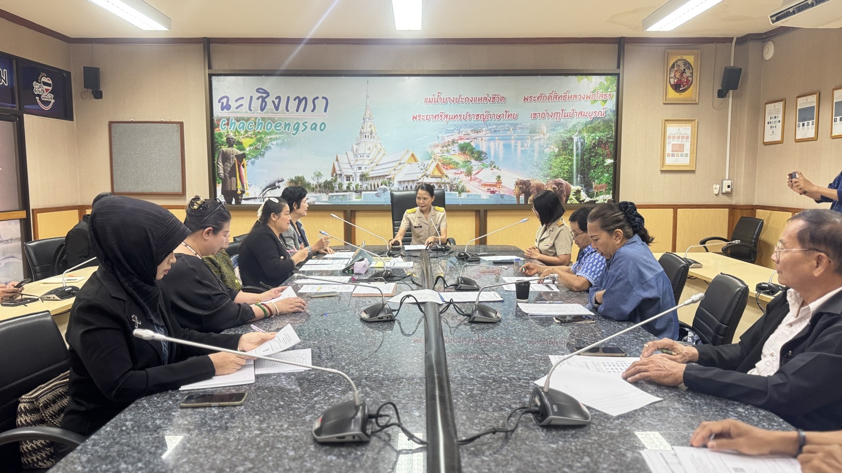พช.ฉะเชิงเทรา ประชุมบอร์ด OTOP จังหวัด เคาะแผนลุยงานปี ๖๙ เตรียมส่งสุดยอดสินค้าบุก "OTOP ภูมิภาค" และดึง "Influencer" ปั้นยอดขาย