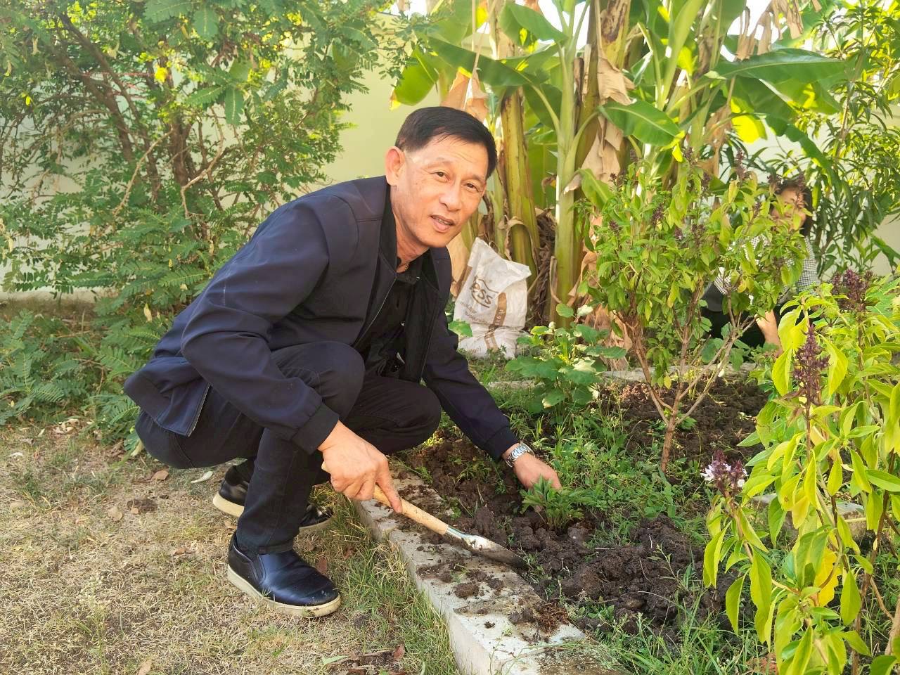 รองผู้ว่าฯ ฉะเชิงเทรา เปิดบ้านพัก นำร่องปลูกผักสวนครัว “ผู้นำทำก่อน” สร้างความมั่นคงทางอาหาร ตามแนวพระราชดำริฯ