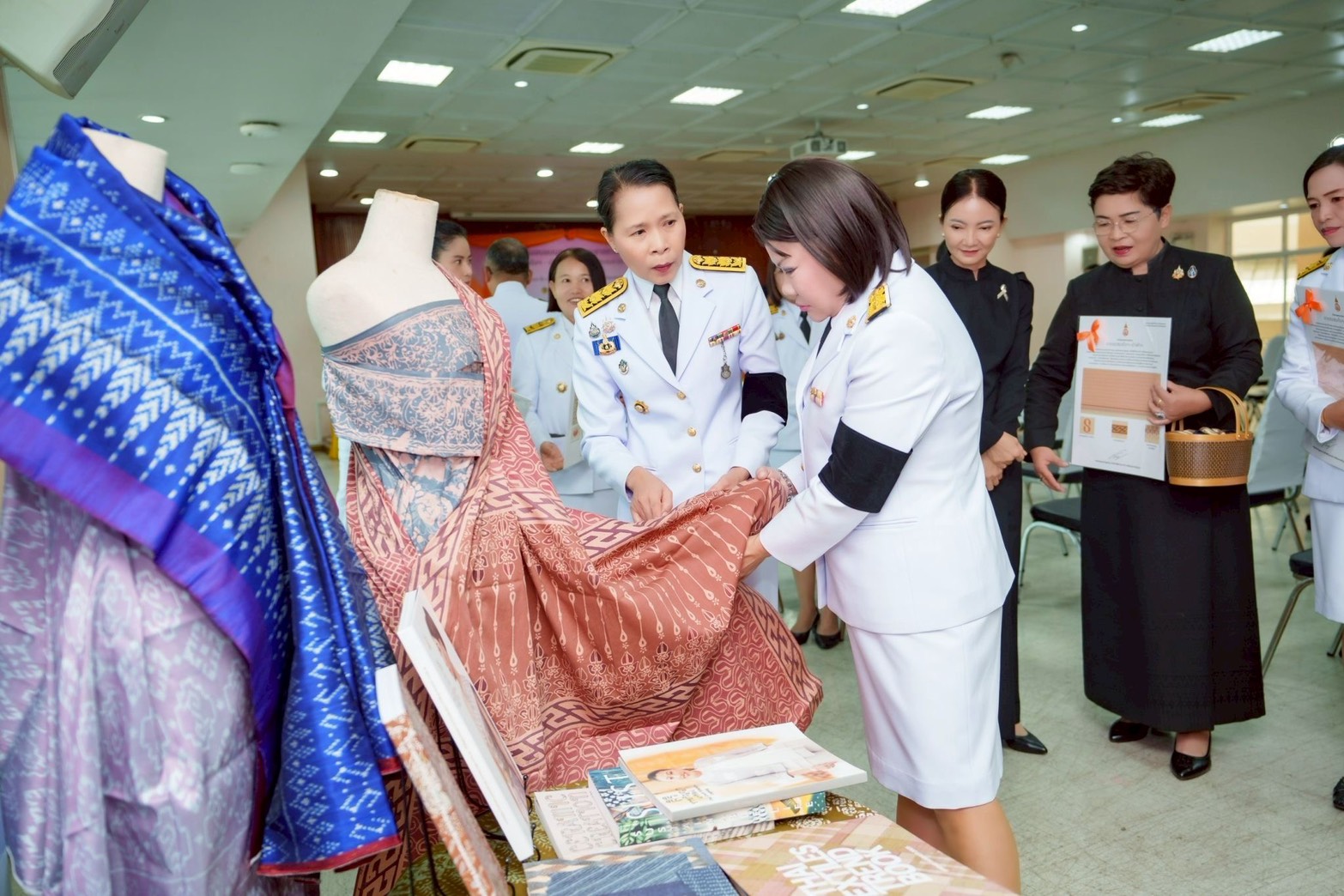 จังหวัดฉะเชิงเทรา จัดพิธีมอบแบบลายผ้าพระราชทาน ปี 2569 "ลายขอสมเด็จฯ - เจ้าฟ้า" และ "บุปผาบรมราชินีนาถ"